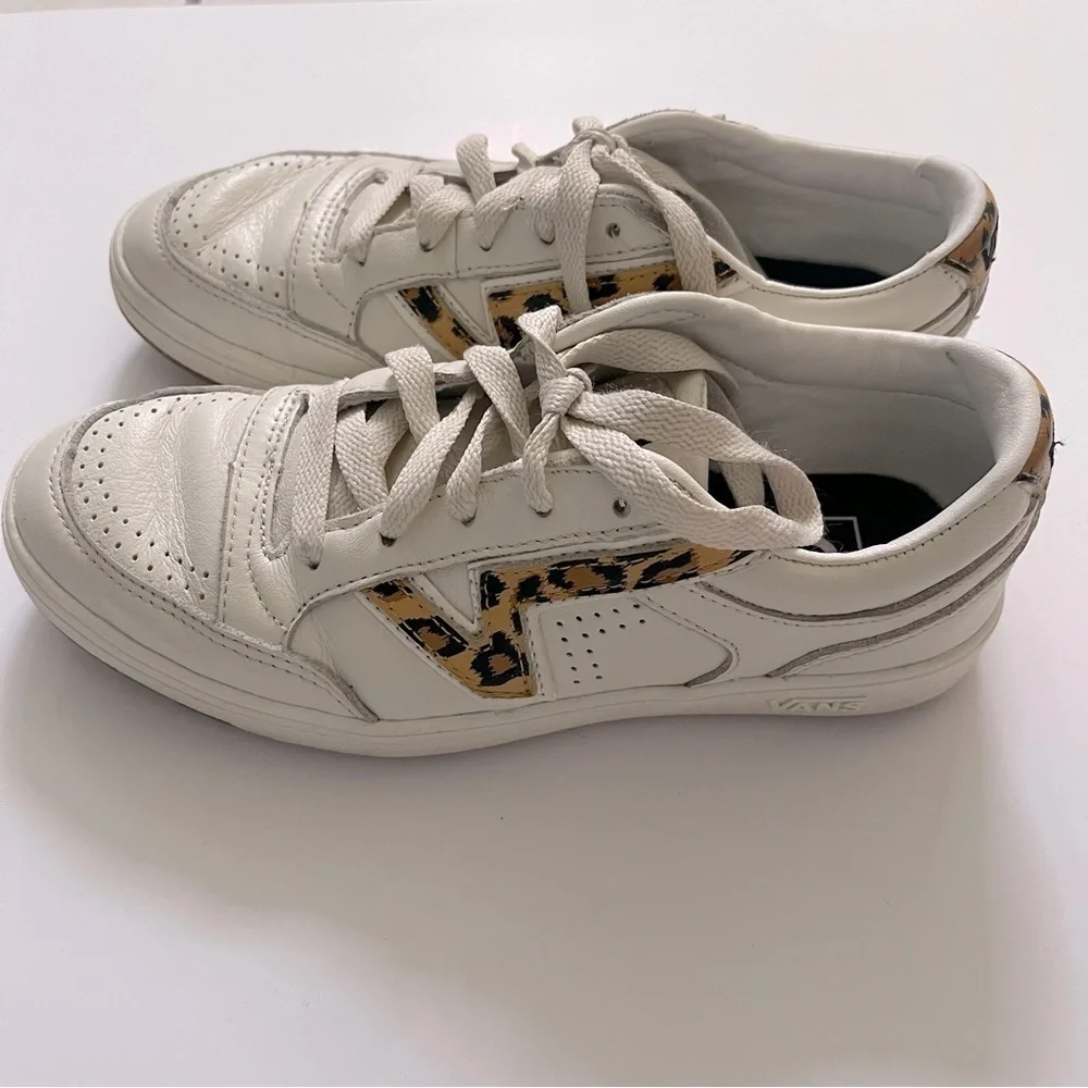 VANS Lace Up Leather Sneakers Women Size 7 Ivory Animal Print Casual Comfy
